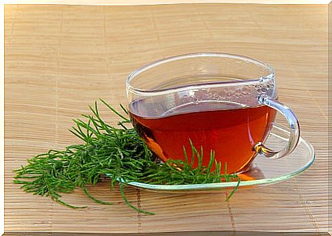 Horsetail tea for swollen feet