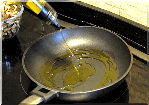 Frying pan with oil