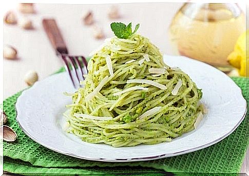 Spaghetti with pistachio cream