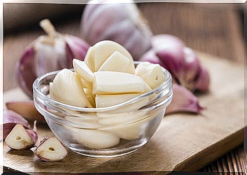 Eat garlic on an empty stomach