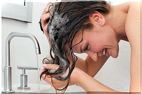 How to remove oil from hair