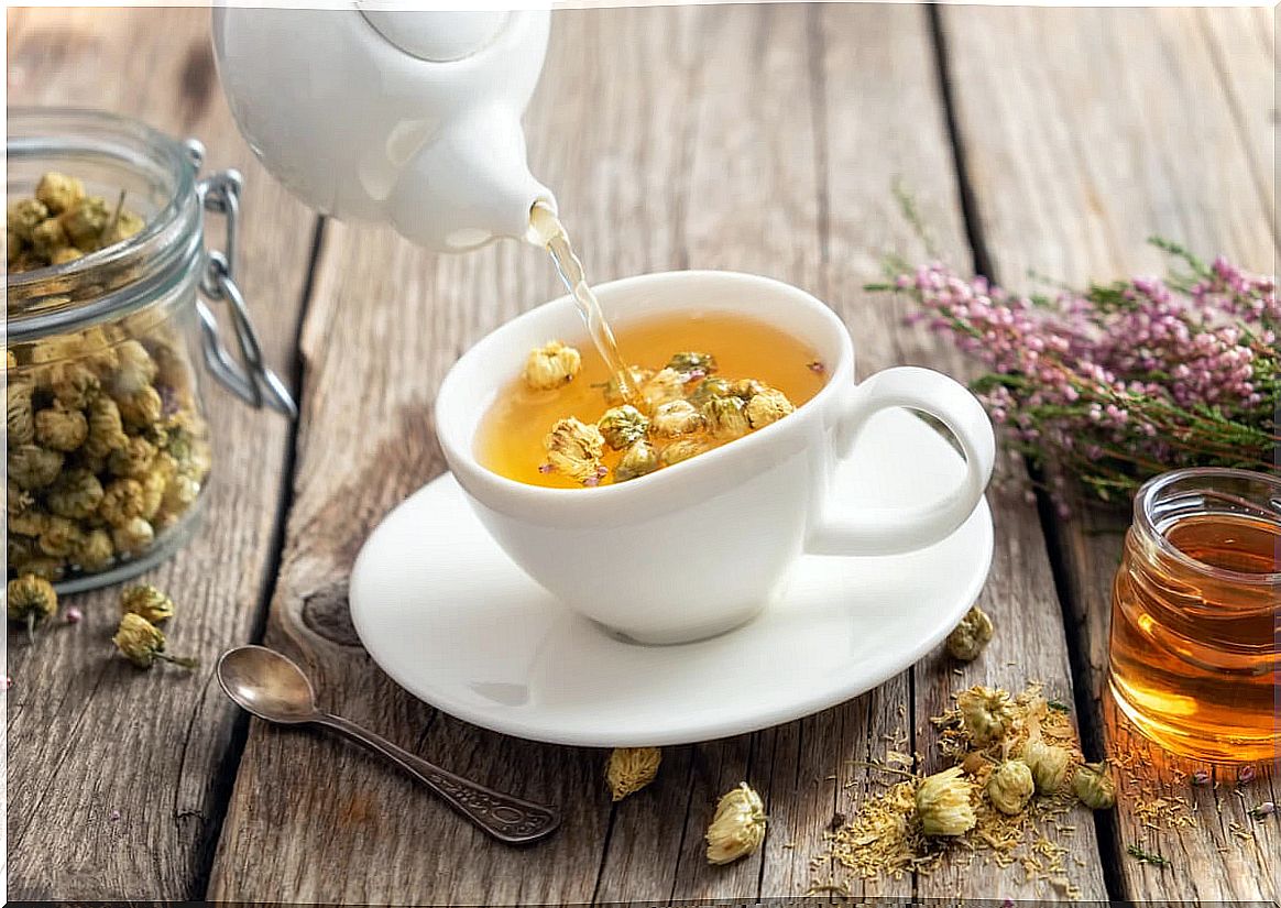 Chamomile tea as a medicinal flat.