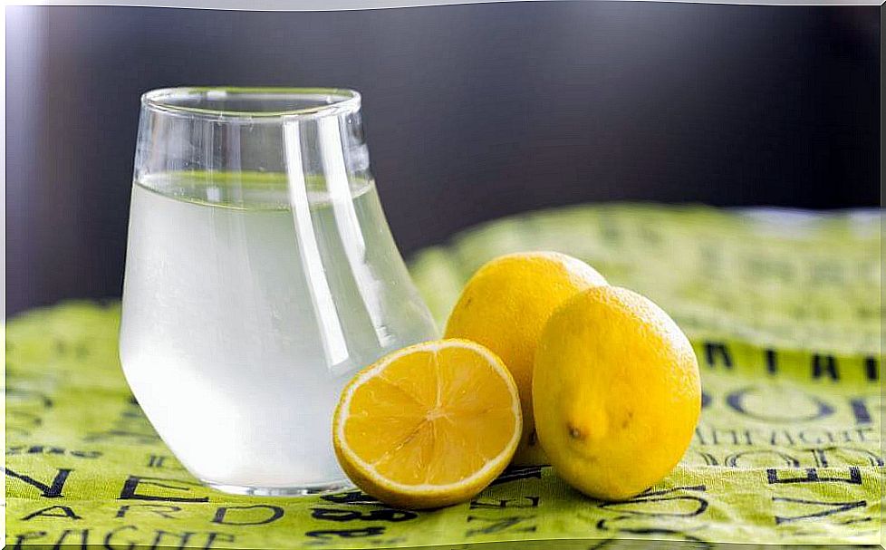 Lemon water to relieve indigestion