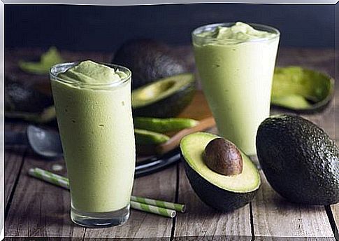 You can make a delicious green tea and avocado smoothie to help you lose weight.