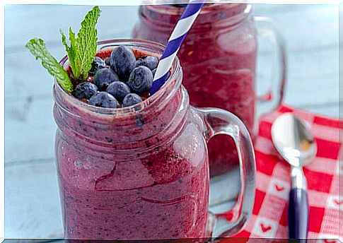 Super antioxidant purple blueberry, acai and chia smoothie