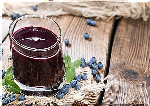 Super antioxidant smoothie with blueberries